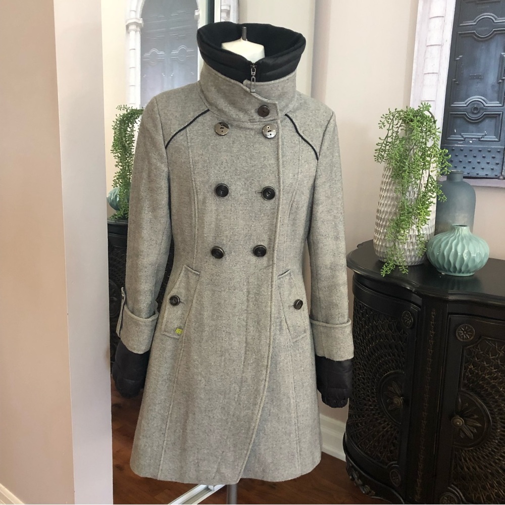 Grey herringbone coat by Soia & Kyo. Size xs with removable collar and cuffs